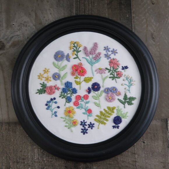 Circle Framed Embroidered Flowers Wildflower Wall Decor Hanging Embroidery - Picture 1 of 3